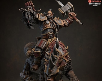 Op de afbeelding: Een gedetailleerd fantasy-figuur van een gepantserde ork-krijger die op een groot, stekelig beest rijdt. De ork houdt een grote hamer omhoog in de ene hand en een afgehakt hoofd in de andere. Met ingewikkeld metalen pantser, gevlochten haar en slagtanden.