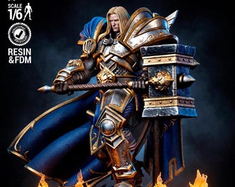 Op de afbeelding: Een 1/6 schaal hars en FDM beeldje van een blonde krijger in versierd zilveren en gouden harnas met een blauwe cape. De krijger houdt een grote rechthoekige oorlogshamer met een leeuwenkopmotief vast. Tekst op de afbeelding: SCALE 1/6, RESIN & FDM.