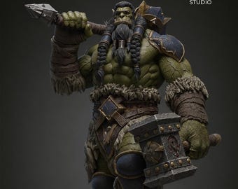 Könnte beinhalten: Eine detaillierte, grünhäutige Ork-Figur mit muskulösem Körperbau, langem, geflochtenem schwarzem Bart und fellbesetzter Rüstung. Die Figur hält einen großen Metallhammer in der Hand und trägt eine zweite Waffe über der Schulter mit blauen und braunen Akzenten.