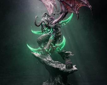 Op de afbeelding: Een gedetailleerd fantasy-beeldje van een gehoornde, gevleugelde demon met lang donker haar, gloeiende groene ogen en gloeiende groene markeringen op de romp. Het figuur houdt twee gebogen, gloeiende groene zwaarden vast op een rotsachtige basis.