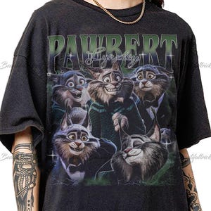 Könnte beinhalten: Ein schwarzes Kurzarm-T-Shirt mit einem Grafikdruck von fünf Cartoon-Luchs-Figuren. Der Text "PAWBERT" erscheint in großen grünen Buchstaben über den Figuren, mit dem Wort "Lynxley" in einer kursiven Schriftart darunter platziert.