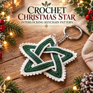 Könnte beinhalten: Ein gehäkelter Weihnachtsstern als Schlüsselanhänger mit einem dunkelgrünen Stern und weißem Rand. Der Text CROCHET CHRISTMAS STAR INTERLOCKING KEYCHAIN PATTERN steht über dem Stern. Der Schlüsselanhänger hat einen Metallring.