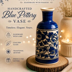 Puede incluir: Un jarrón cilíndrico de cerámica con base color crema, un patrón floral azul pintado a mano y un cuello azul sólido. El texto BluePotCeramics, Handcrafted Blue Pottery Vase, Timeless. Elegant. Yours. y otros iconos descriptivos son visibles.