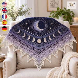 Pode incluir: Um xale triangular de crochê com um gradiente de cor do azul escuro ao creme. O design exibe uma lua crescente central, uma lua cheia e várias fases lunares sobre o tecido, acentuadas com pequenos motivos de estrelas e uma borda de renda.