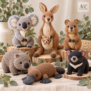 Könnte beinhalten: Eine Sammlung von sechs gehäkelten australischen Tieren, darunter ein grauer Koala, ein braunes Känguru mit einem Jungtier im Beutel, ein braunes Quokka, ein graubrauner Wombat, ein braunes Schnabeltier und ein schwarzer Tasmanischer Teufel.