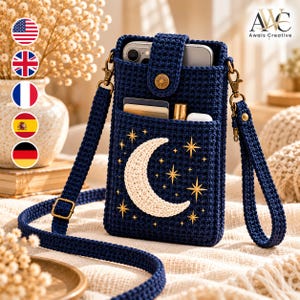 Op de afbeelding: Een donkerblauwe gehaakte crossbody telefoontas met een crèmekleurige halve maan en goud geborduurde sterren op het voorvak. De tas is voorzien van een bijpassende verstelbare schouderband, een drukknoopsluiting en een klep met zon-embleem.