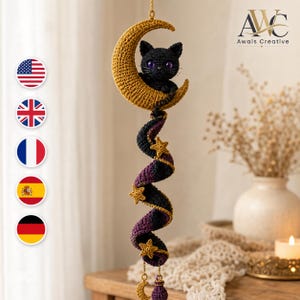 Peut inclure: Une décoration suspendue en crochet représentant un chat noir aux yeux violets assis sur un croissant de lune doré. Sous la lune, une queue en spirale violette et noire est ornée de petites étoiles dorées, finissant par une breloque lune et pompon.