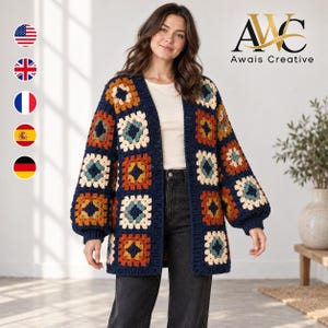 Könnte beinhalten: Eine langärmelige, vorne offene Strickjacke aus marineblauem Garn mit einem mehrfarbigen Granny-Square-Muster in Creme, Rostorange und Dunkelblau. Das Kleidungsstück hat einen gerippten Saum entlang der Vorderseite und an den Ärmelbündchen.