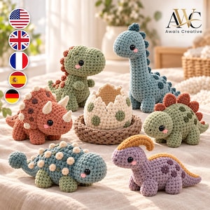 Peut inclure: Une collection de six dinosaures en crochet et un œuf craquelé dans un nid. Les dinosaures sont de différentes couleurs, notamment vert, bleu, violet et rouille, avec des yeux de sécurité noirs et des joues roses. L'œuf est crème à pois verts.