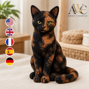 Könnte beinhalten: Eine gehäkelte Katzenfigur mit Schildpattmuster aus schwarzem und orangefarbenem Garn. Die Katze hat spitze Ohren, grüne Augen und eine sitzende Haltung mit seitlich eingerolltem Schwanz. Der Text Awais Creative ist auf dem Bild zu sehen.