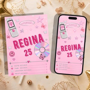 Könnte beinhalten: Eine rosa digitale Geburtstagseinladungsvorlage mit einem Klapphandy, einer holografischen CD, Schmetterlingen, Sternen und einem Smiley. Der Text lautet REGINA 25, IT'S REGINA'S BIRTHDAY PARTY, inklusive bearbeitbarer Felder für Datum, Uhrzeit, Ort und RSVP.