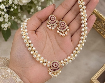 Vergoldetes Perlen-Halsketten- und Ohrringset. Ethnischer Schmuck für Hochzeiten, festliche und traditionelle Anlässe.