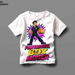 Puede incluir: Una camiseta blanca de manga corta con un gráfico de una persona sosteniendo una caja de cartón sobre un fondo de estallido de estrella rosa y azul. Debajo del gráfico, el texto dice PROFESSIONAL BOX MOVER en letras amarillas y rosas.