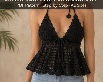 Może przedstawiać: Czarny szydełkowy top typu halter z głębokim dekoltem w serek, wykończony ozdobnymi brzegami i sznurkiem z przodu. Tekst BOHO CROCHET HALTER TOP PDF Pattern Step-by-Step All Sizes znajduje się w górnej części obrazu.