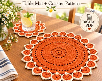 Może przedstawiać: Cyfrowy wzór szydełkowy w formacie PDF zatytułowany Citrus Lace Crochet Set Table Mat + Coaster Pattern. Obraz przedstawia okrągłą pomarańczową serwetkę szydełkową i pasującą podstawkę z białymi wykończeniami, z napisem No physical item.