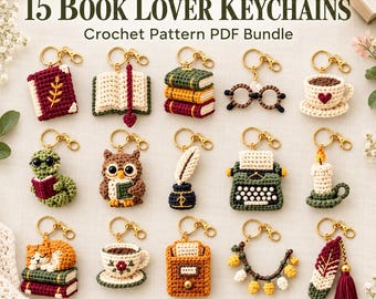 Może przedstawiać: Kolekcja 15 wzorów szydełkowych na breloczki pod tytułem 15 BOOK LOVER KEYCHAINS Crochet Pattern PDF Bundle. Wzory obejmują książki, okulary, filiżankę, sowę, maszynę do pisania, świecę, kota oraz pióro, wszystkie ze złotymi kółkami.