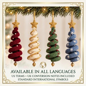 Peut inclure: Quatre décorations de Noël en forme de sapin en crochet spiralé, déclinées en rouge foncé, crème, vert et bleu. Chaque sapin est surmonté d'une étoile jaune en crochet, orné de perles ou de flocons, et terminé par une petite clochette dorée.