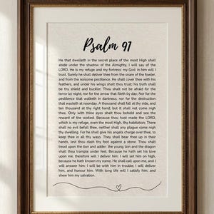 Puede incluir: Una lámina de arte mural enmarcada que presenta el texto del Salmo 91 en tinta negra sobre un fondo color crema. La lámina está dentro de un marco de madera marrón oscuro con un borde interior dorado y una pequeña placa dorada con Salmo 91.