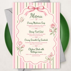 Könnte beinhalten: Eine rechteckige Menükarte mit einem rosa-cremefarbenen Streifenhintergrund, einem gewellten Rand, einer rosa Schleife oben und Blumenillustrationen. Der Text listet Creamy Mushroom Soup, Shrimp Toast Salad, Creamy Scramble Egg Sandwich und Chicken Steak with Barbeque sauce auf.