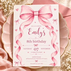 Puede incluir: Una tarjeta de invitación de cumpleaños blanca con un gran lazo rosa de acuarela en la parte superior y cintas largas a los lados. El texto dice: join us to celebrate Emily's 8th birthday, Saturday 07 November, 2:00pm to 4:00pm, emily's house, 48 Rosewood Lane, Charleston, SC 29403, rsvp sarah 123-456-7890.