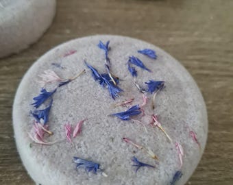 Relajante baño con guijarros en el spa.
