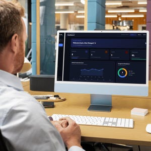 Könnte beinhalten: Ein hellblauer Desktop-Computer-Monitor, der ein Software-Dashboard im dunklen Design anzeigt, mit dem Text Welcome back, Alex Morgan, verschiedenen numerischen Datenkarten, einem Liniendiagramm zur wöchentlichen Produktivität und einem farbigen Kreisdiagramm.
