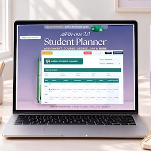 Może przedstawiać: Ekran laptopa wyświetla interfejs planera studenckiego all-in-one 2.0 z tygodniowym harmonogramem, testami i quizami. Cyfrowy pulpit nawigacyjny zawiera tekst, w tym "Assignment, Course, Degree, GPA & More" oraz "Instant Download".