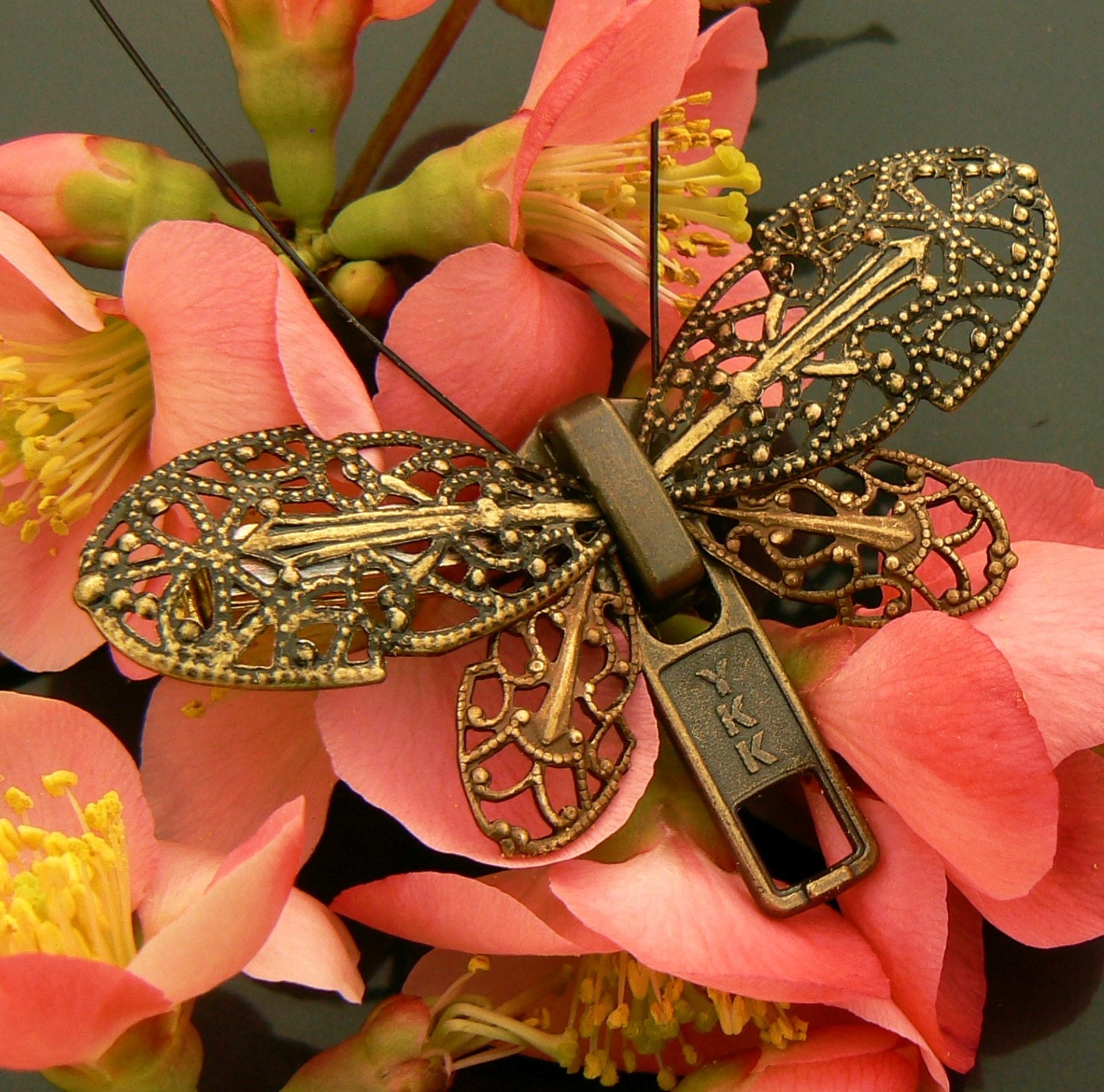 Broche Steampunk com zíper borboleta