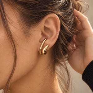 Gouden oormanchet, oormanchet zonder piercing, kraakbeenmanchet, robuuste oormanchet, waterdichte sieraden, minimalistische brede oormanchet, cadeau voor haar