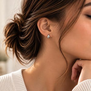 Droppformade Huggy-örhängen i sterlingsilver, små örhängen, vattentäta örhängen, minimalistiska vattentäta smycken, Huggie Hoops-stil