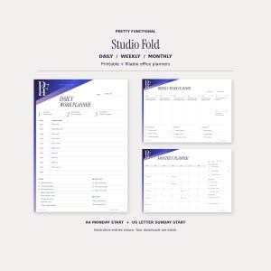 Puede incluir: Un conjunto de planificadores de oficina imprimibles y rellenables titulados Pretty Functional Studio Fold, que incluyen diseños diarios, semanales y mensuales. Los documentos cuentan con un encabezado de degradado azul con el logotipo PF, secciones organizadas para tareas, horarios y notas, disponibles en formatos A4 con inicio en lunes y US Letter con inicio en domingo.