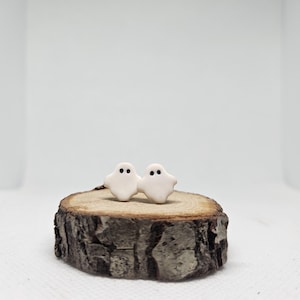 Kleine Geister-Ohrstecker aus Polymerclay