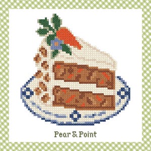 Peut inclure: Un motif de point de croix représentant une part de gâteau aux carottes sur une assiette à motifs bleus et blancs. Le gâteau est surmonté d'une petite carotte orange et de feuilles vertes. Le texte Pear & Point est inscrit en vert foncé.