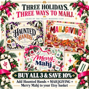 Może przedstawiać: Trzy karty do gry w Mahjonga zatytułowane Haunted Hands, Mahjgiving i Merry Mahj, ozdobione świątecznymi motywami, takimi jak dynie, indyki i ostrokrzew. Tekst głosi Three Holidays. Three Ways to Mahj. Buy all 3 & save 10%.