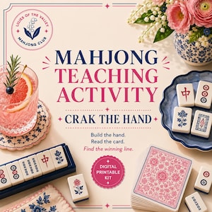 Puede incluir: Un kit digital imprimible titulado Mahjong Teaching Activity: Crak The Hand. El gráfico muestra fichas de mahjong, una baraja de cartas con estampado floral rosa, un cóctel y un jarrón con flores. El texto incluye Build the hand, Read the card, Find the winning line y el logo del Lilies of the Valley Mahjong Club.