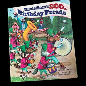 Könnte beinhalten: Vintage Kinderbuch mit dem Titel "Uncle Sam's 200th Birthday Parade". Das Cover zeigt eine Illustration einer Marschkapelle aus anthropomorphen Tieren in bunten Uniformen. Das Buch hat ein Golden Book-Logo.