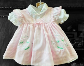 VTG Pinafore de rayas rosas de dos piezas sobre vestido blanco SZ 6-9M