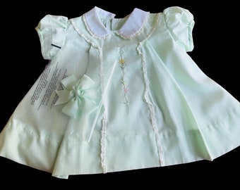 VTG des années 1960 pour petite fille ou grande poupée brodée/plissée vert citron avec noeud assorti - SZ. Du nouveau-né à 3M