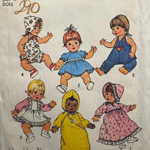 Peut inclure: Un patron de couture pour confectionner des vêtements de poupée. Le patron comprend cinq tenues différentes pour une poupée de 38 à 41 cm. Les tenues comprennent une robe, une combinaison, une chemise de nuit, un short et un pyjama à capuche. Le patron est de Simplicity et porte le numéro 7208.