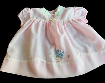 VTG des années 1960 pour bébé fille ou grande poupée lapin rose brodé/robe en couches - SZ. Du nouveau-né à 3M