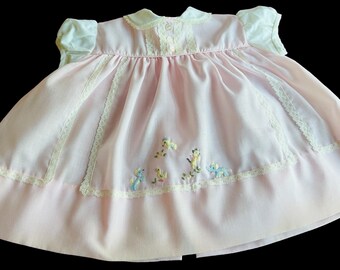 VTG des années 60, bébé fille ou grande poupée rose brodée/robe en couches - SZ. Du nouveau-né à 3M