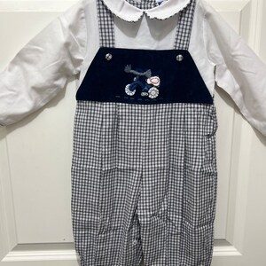 Quality Carriage Boutique New dead-stock peuter longall jongenspakje met witte faux blouse/marineblauwe fietsversiering luierdrukknopen maat M: 24 m