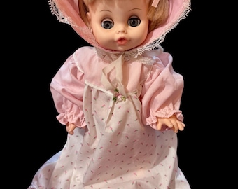 Vintage 1972 Horsman Sweetest Baby Doll 30,5 cm cheveux enracinés, yeux endormis w/ensemble de bonnet de robe précieuse