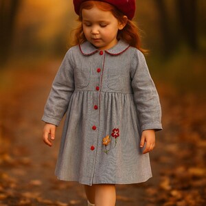 VTG Baby Kleid robust Mayfair Winter Valentine mit roter Zierleiste, roten Druckknöpfen vorn, gestickte Blumen, kleine Taschen - Gr. 3T