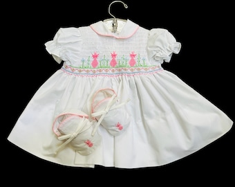 Adorable blanco ahumado bordado rosa recortado con botines a juego muñeca o bebé SZ 0-3M