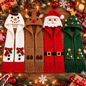 Può includere: Quattro sciarpe con cappuccio all'uncinetto con motivi natalizi: un pupazzo di neve bianco con cappello nero, una renna marrone con corna, un Babbo Natale rosso con barba bianca e un albero di Natale verde con stella gialla, tutte con frange.
