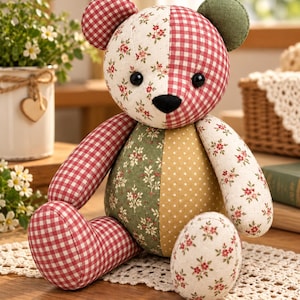 Pode incluir: Um urso de peluche de patchwork feito de vários padrões de tecido, incluindo xadrez vichy vermelho e branco, creme com pequenas estampas florais vermelhas, verde-oliva sólido e amarelo mostarda com bolinhas brancas, com olhos e nariz de botão.