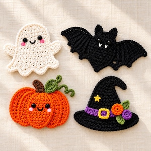 Peut inclure: Quatre décorations d'Halloween au crochet comprenant un fantôme crème aux joues roses, une chauve-souris noire avec des crocs blancs, une citrouille orange avec une tige et une vrille vertes, et un chapeau de sorcière noir avec une bande violette.
