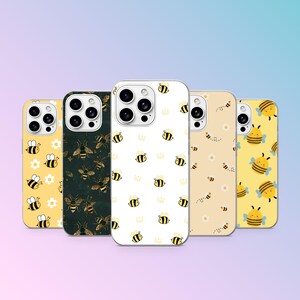 Könnte beinhalten: Fünf Smartphone-Hüllen in einer Reihe, jede mit einem einzigartigen Bienen-Muster. Die Designs umfassen gelbe, weiße und dunkelgrüne Hintergründe mit verschiedenen Illustrationen von Bienen und kleinen Blumen, alle mit dreifacher Kameralinse.