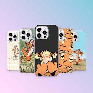 Pode incluir: Cinco capas para smartphone com o Tigrão do Ursinho Pooh. Os designs incluem um padrão xadrez amarelo, uma cena de floresta, um fundo preto com um close do rosto do personagem, um padrão laranja repetido e uma paisagem azul.